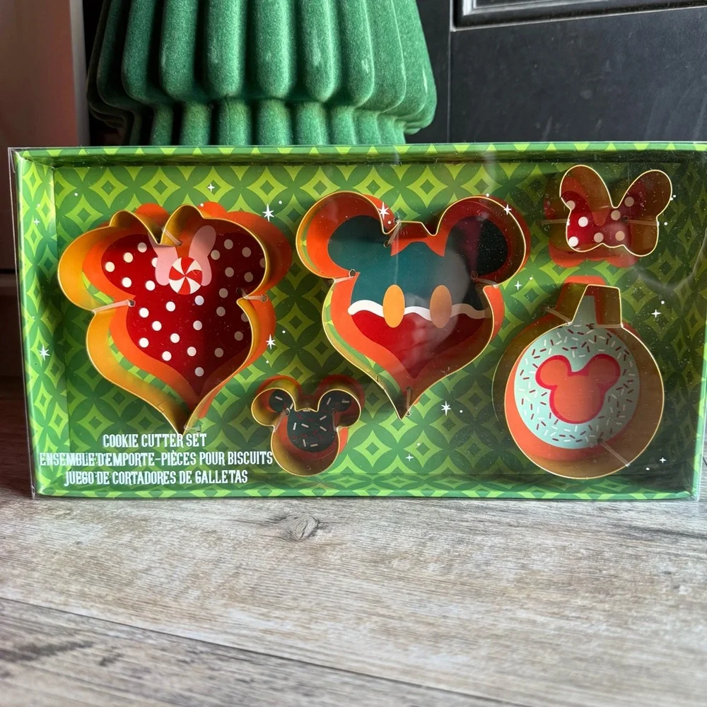 New in box! Disney Parks Mickey Mouse Christmas Cookie Cutter Set